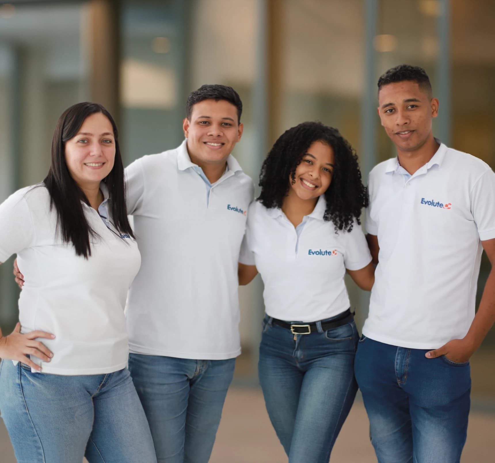 Cuatro personas del equipo de EvolutecC posando frente a una cámara