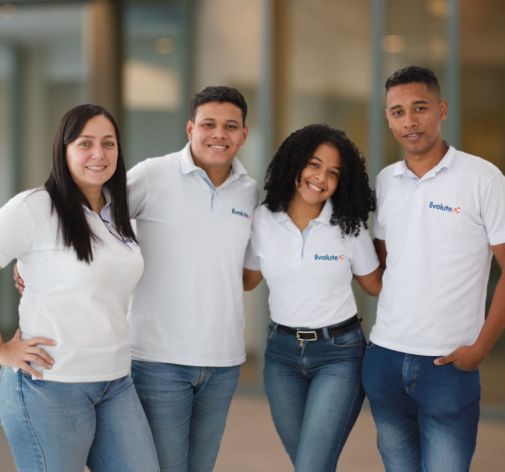 Cuatro personas que pertenecen a EvolutecC posando frente a una cámara